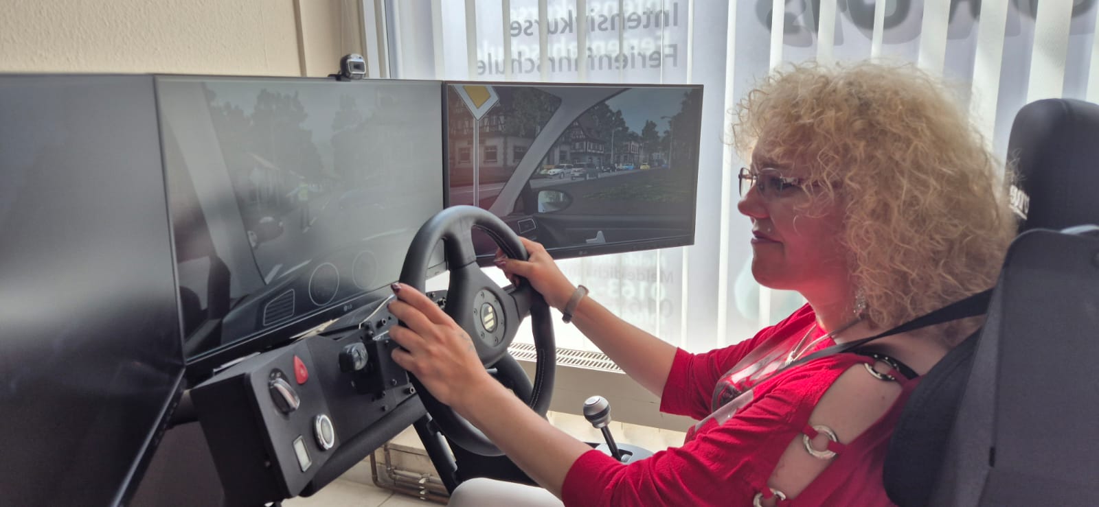 Fahrschülerin beim Üben am modernen Fahrsimulator in Fulda